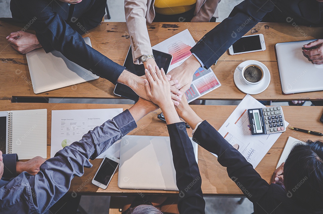 Os empresários trabalham juntos para demonstrar unidade