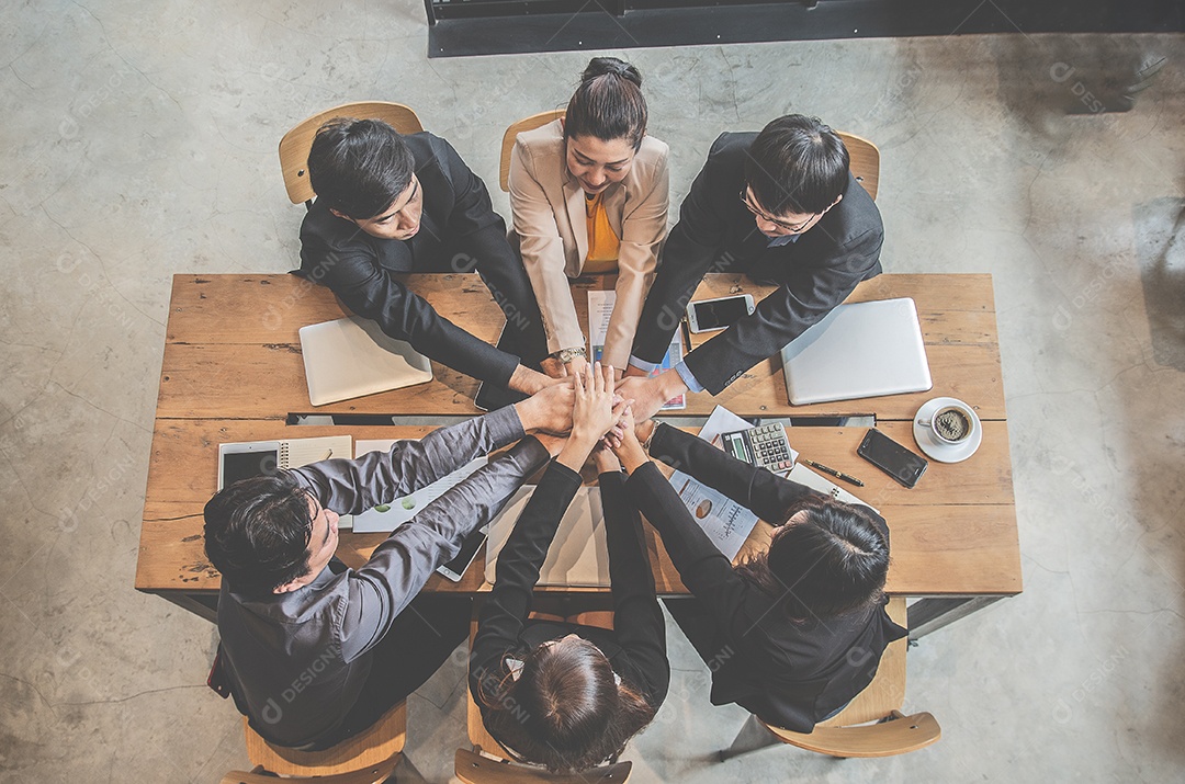 Os empresários trabalham juntos para demonstrar unidade