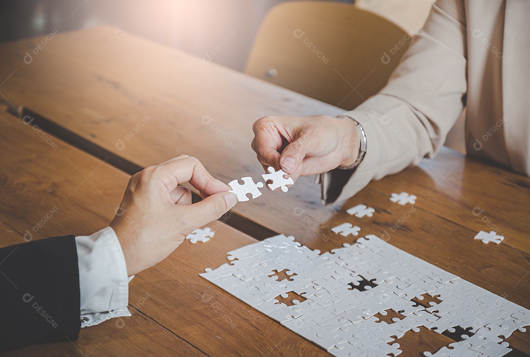 Empresários segurando quebra-cabeça branco e conectar juntos