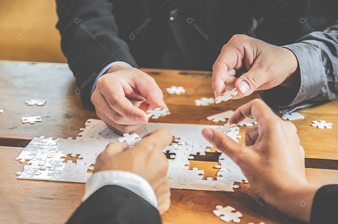 Empresários segurando quebra-cabeça branco e conectar juntos