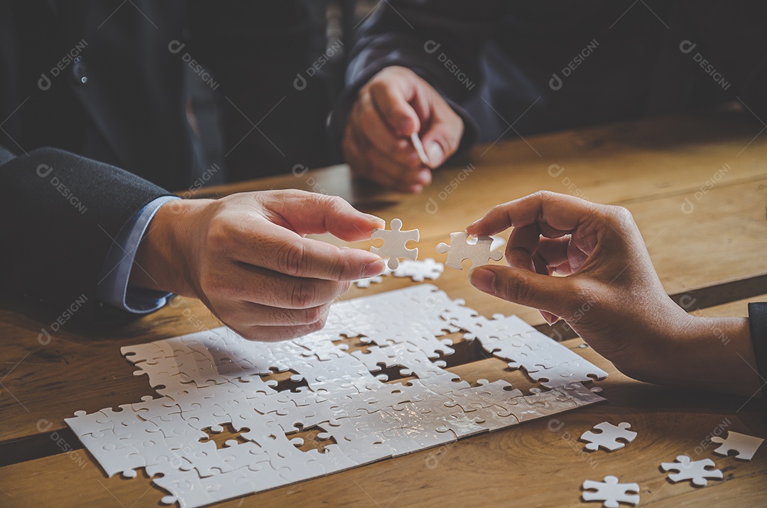 Empresários segurando quebra-cabeça branco e conectar juntos