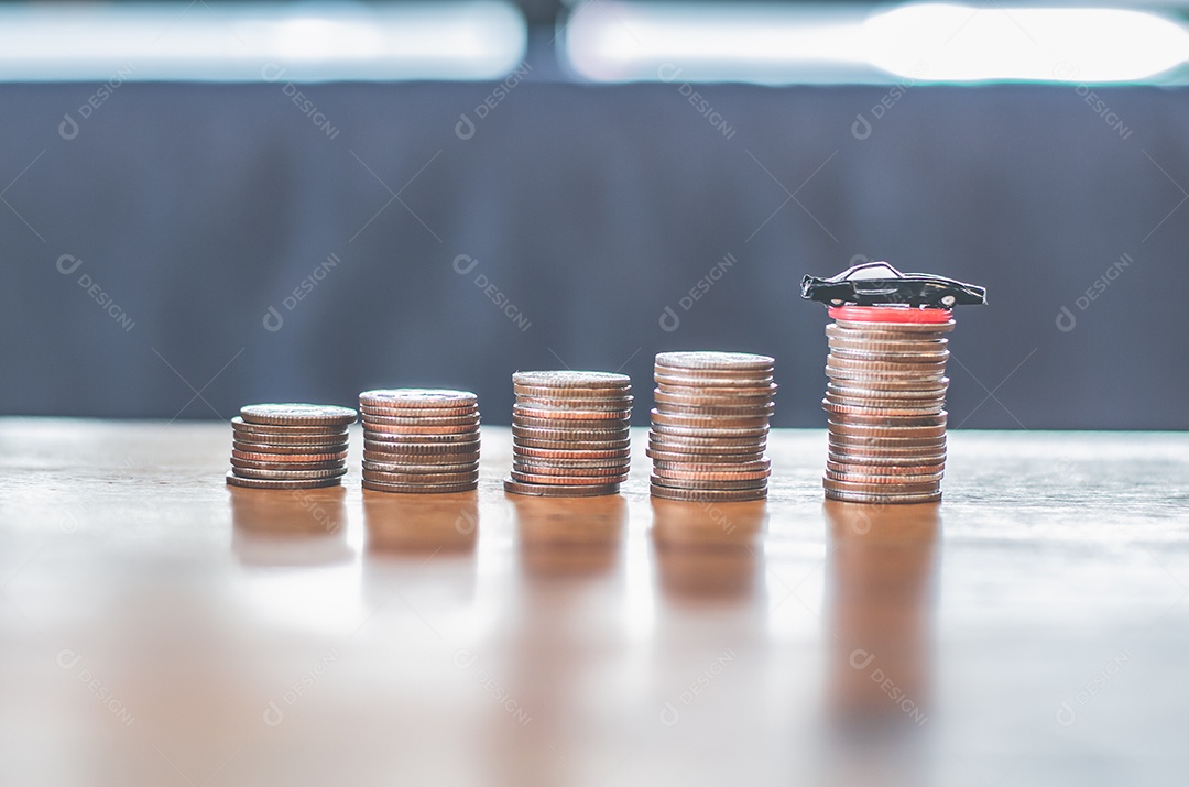 Modelo de carro colocado na moeda