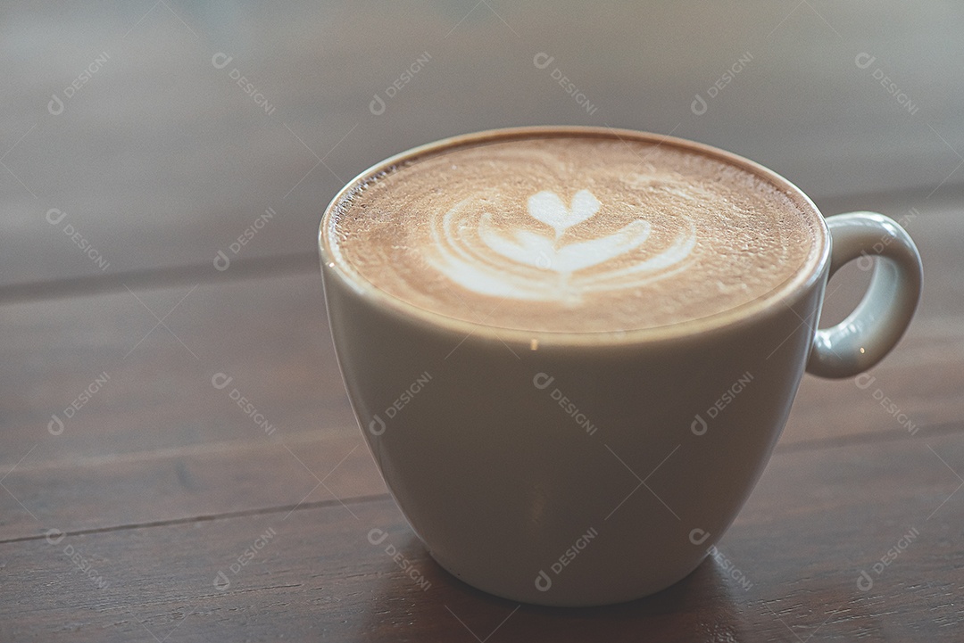 Xícara de café com leite ou cappuccino na mesa de madeira
