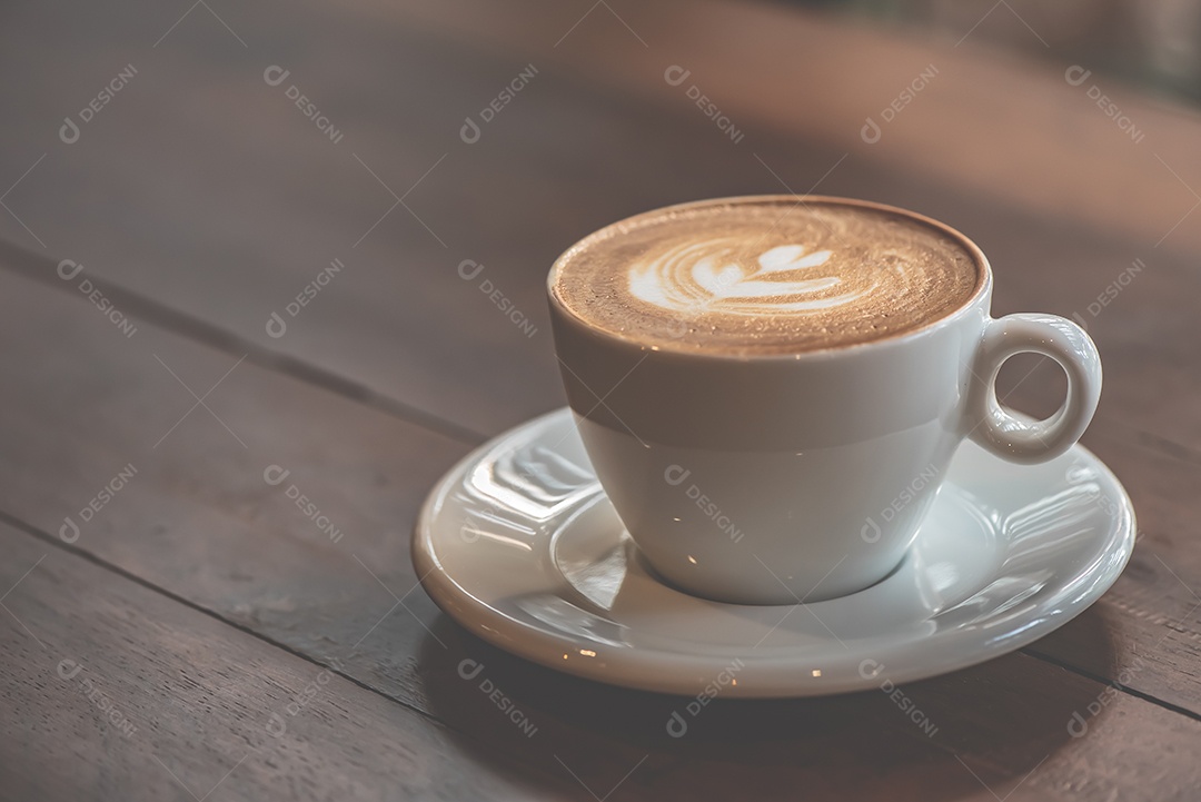 Xícara de café com leite ou cappuccino na mesa de madeira