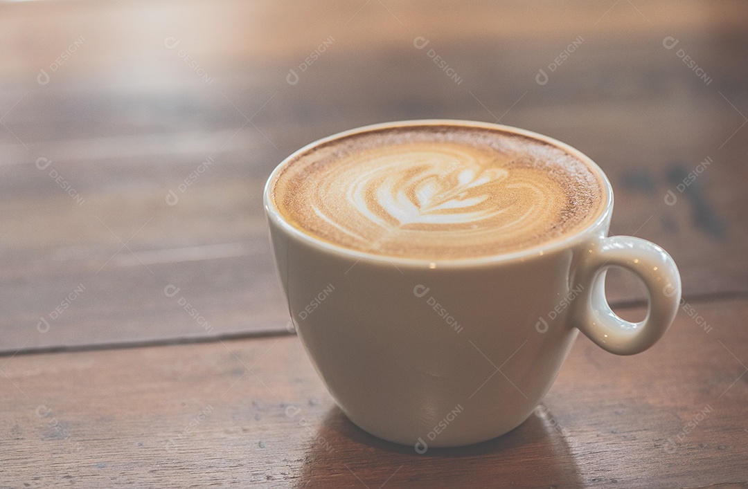 Xícara de café com leite ou cappuccino na mesa de madeira