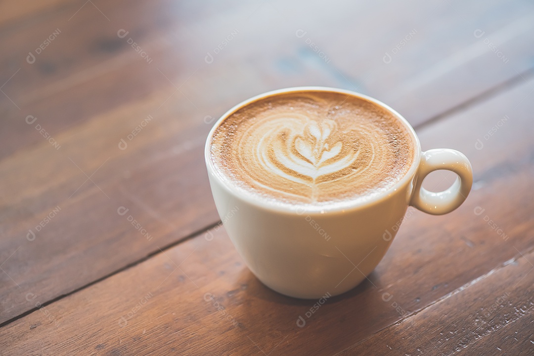 Xícara de café com leite ou cappuccino na mesa de madeira