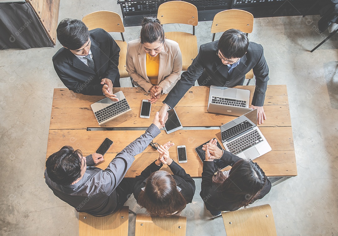 Novos funcionários asiáticos se apresentam no primeiro dia de trabalho