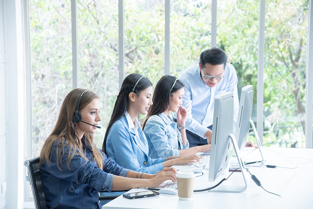 Mulher da equipe Suporte ao cliente do serviço de call center ou agente de vendas