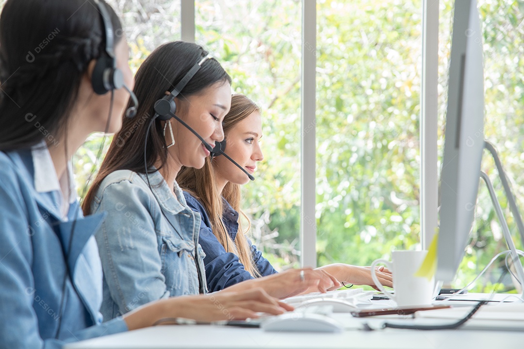 Mulher da equipe Suporte ao cliente do serviço de call center ou agente de vendas