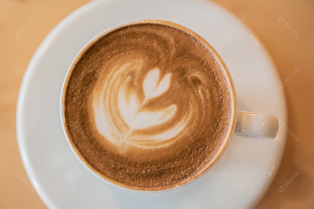 Vista superior Xícara de café com leite ou cappuccino na mesa de madeira