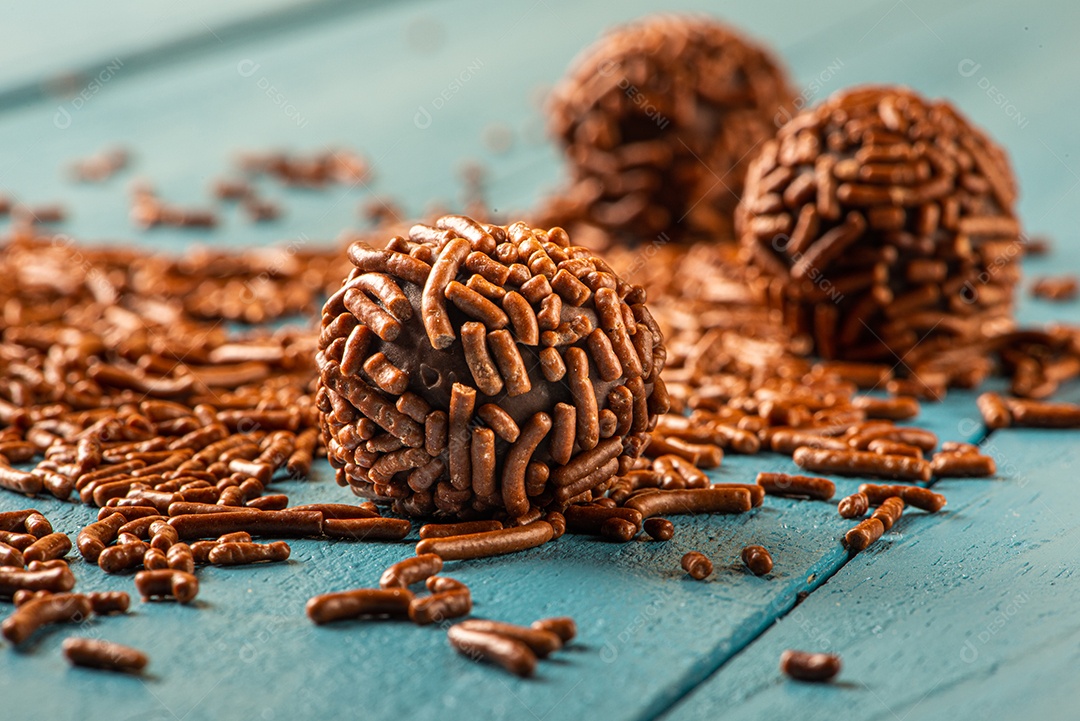 BRIGADEIRO: um dos doces mais típicos da culinária brasileira à base de chocolate e leite condensado.