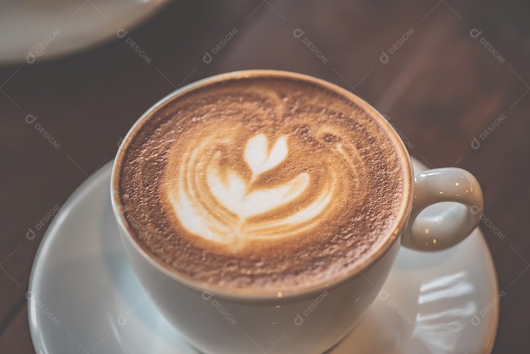 Vista superior Xícara de café com leite ou cappuccino na mesa de madeira
