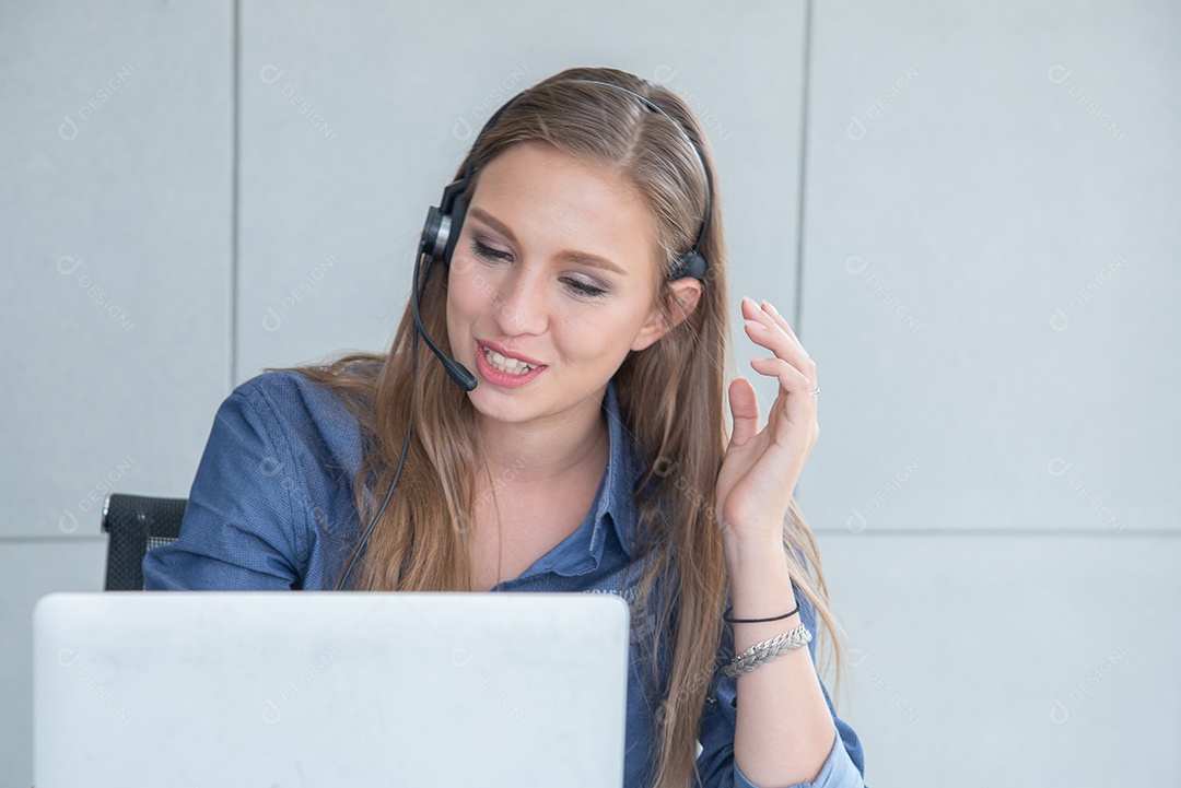 O suporte ao cliente ou o agente de vendas do serviço de call center da mulher