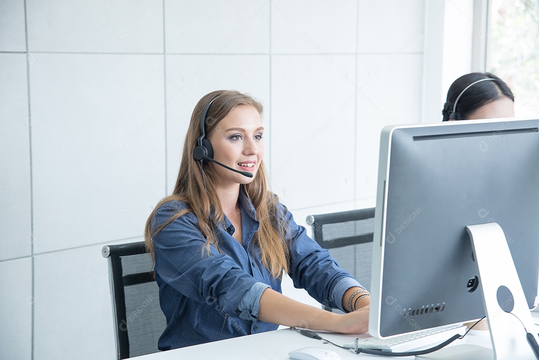 O suporte ao cliente ou o agente de vendas do serviço de call center da mulher