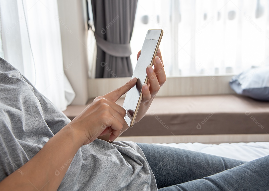 Tablet de toque de mulher na cama