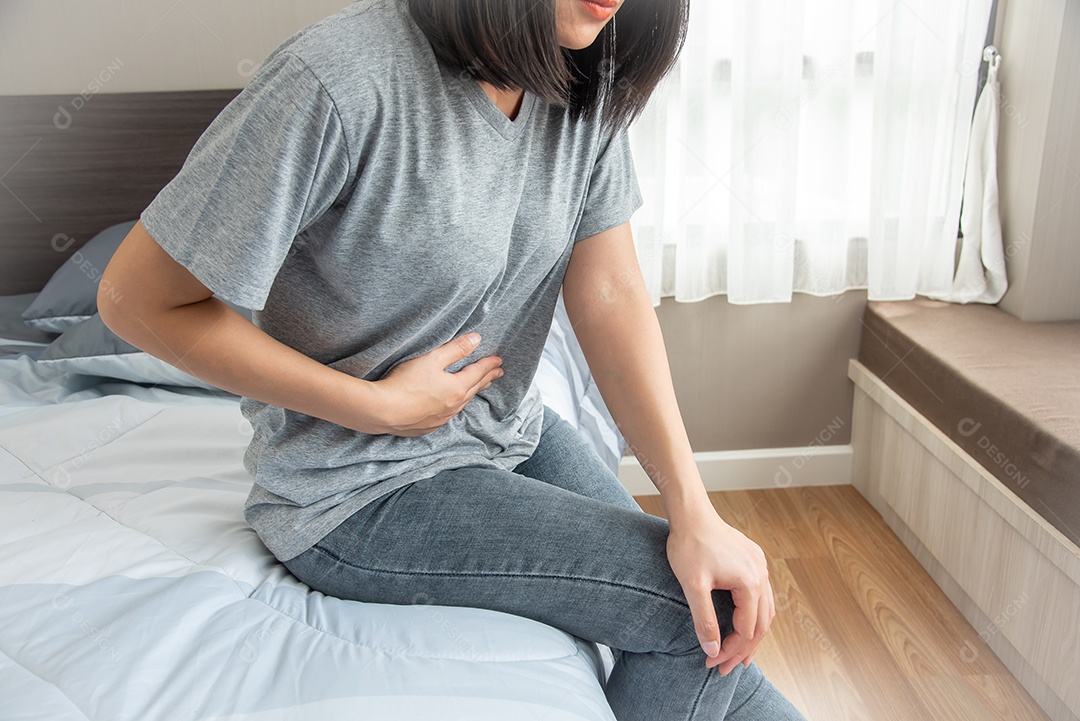 Mulher com dor de estômago, cólicas menstruais, dor abdominal