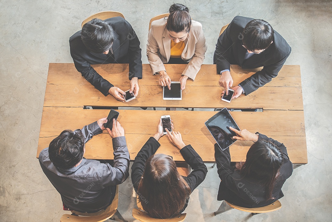 Jovem empresa usa smartphone