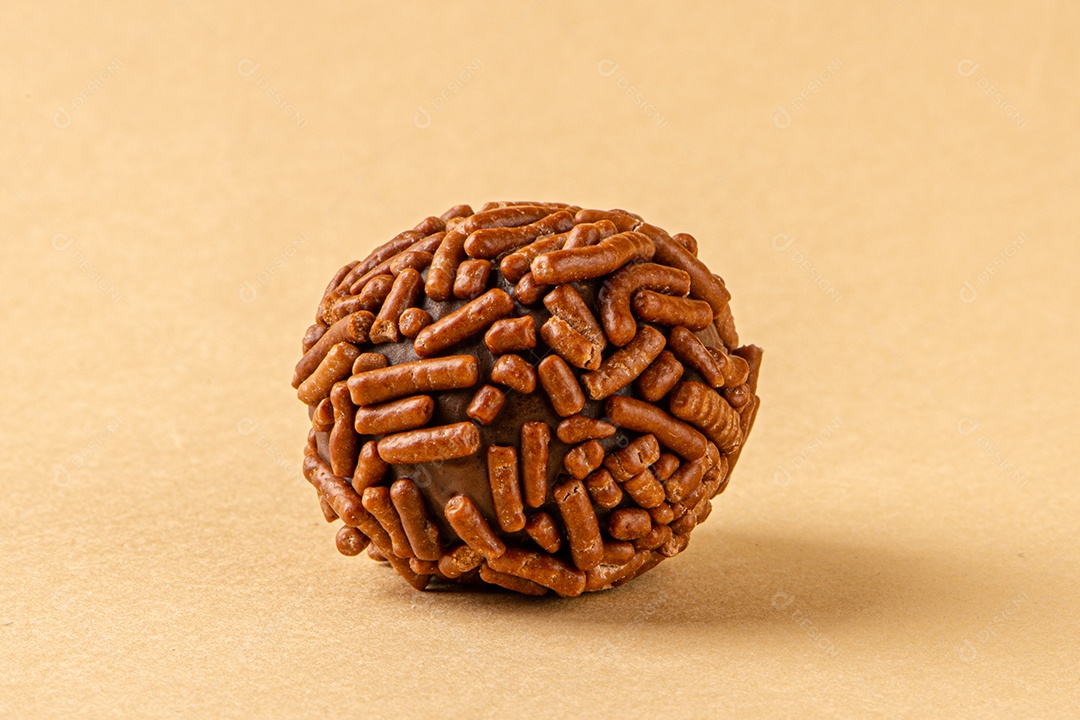 BRIGADEIRO: um dos doces mais típicos da culinária brasileira à base de chocolate e leite condensado.