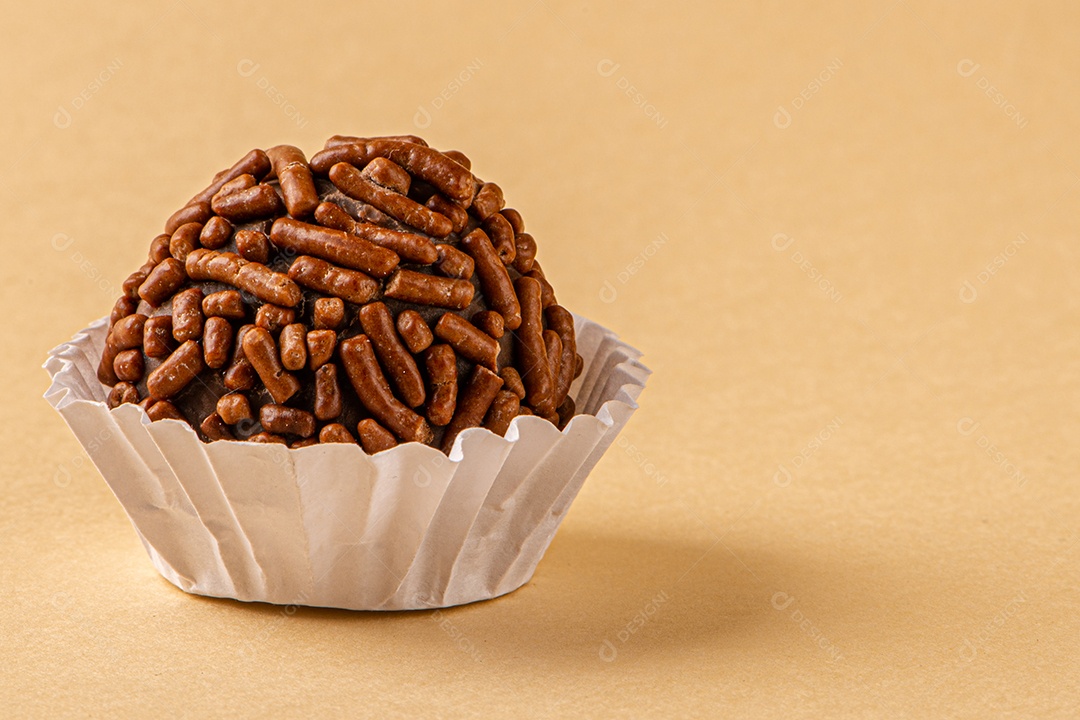 BRIGADEIRO: um dos doces mais típicos da culinária brasileira à base de chocolate e leite condensado.