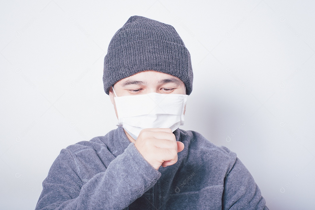 Homem de chapéu e máscara Desconforto e prevenção