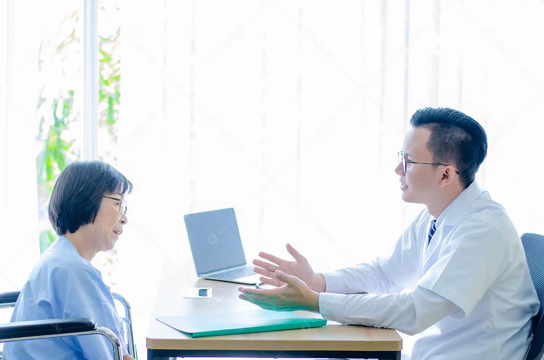 Médico asiático informa procedimentos de diagnóstico e tratamento