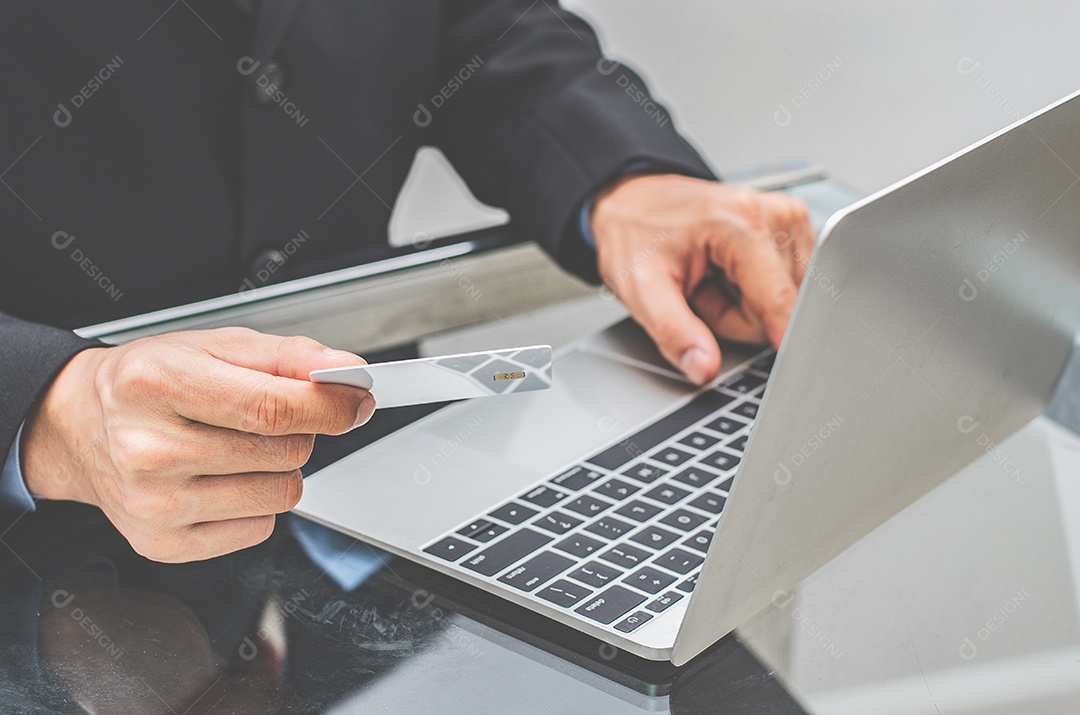 Homens de negócios pagam por mercadorias usando cartões de crédito