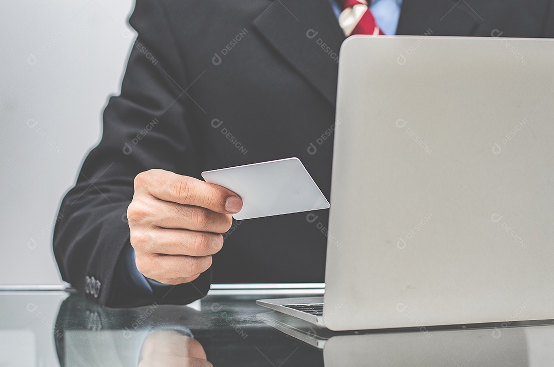Homens de negócios pagam por mercadorias usando cartões de crédito
