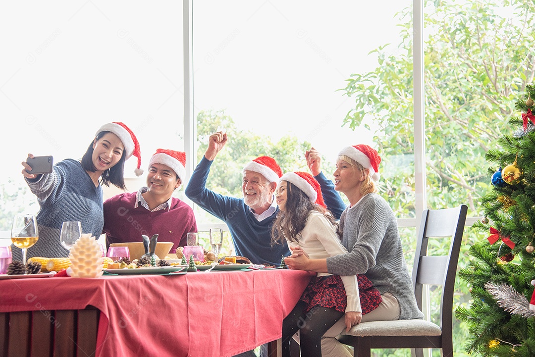 Filha pegou o telefone para tirar fotos da família no dia de Natal enquanto usava chapéu de Papai Noel.