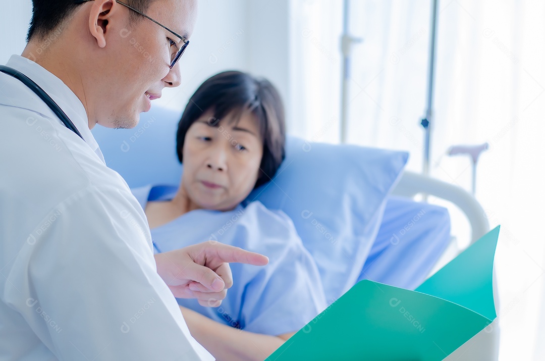 Médico explica resultados de exames e métodos de tratamento de doenças