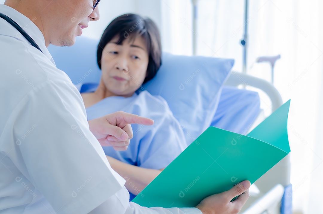 Médico explica resultados de exames e métodos de tratamento de doenças