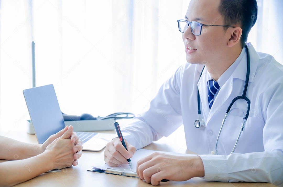 Médico informa procedimentos de diagnóstico e tratamento, relato do paciente