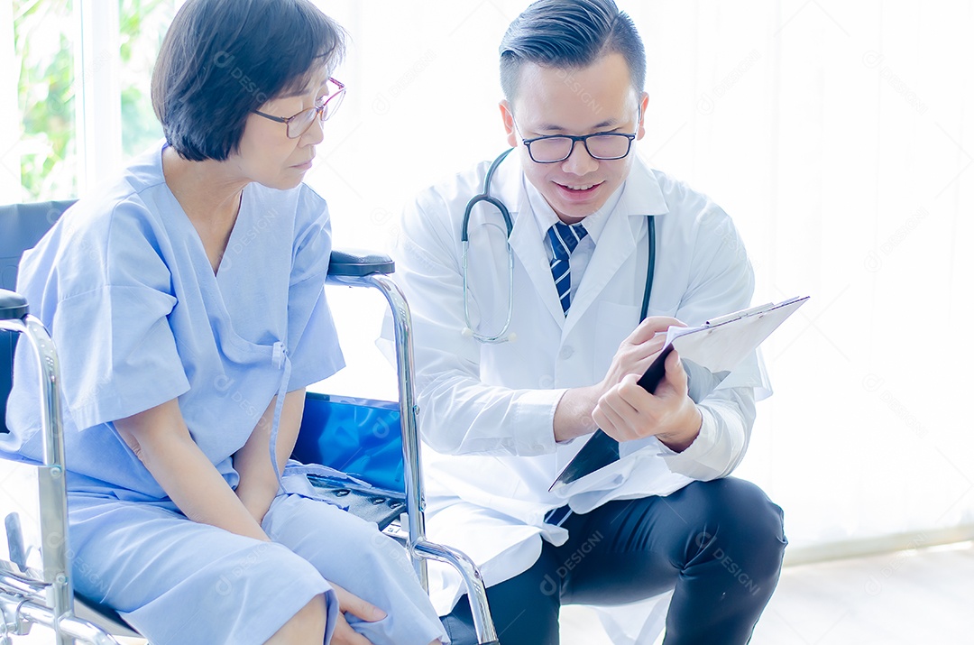 Médico asiático informa o procedimento de diagnóstico e tratamento