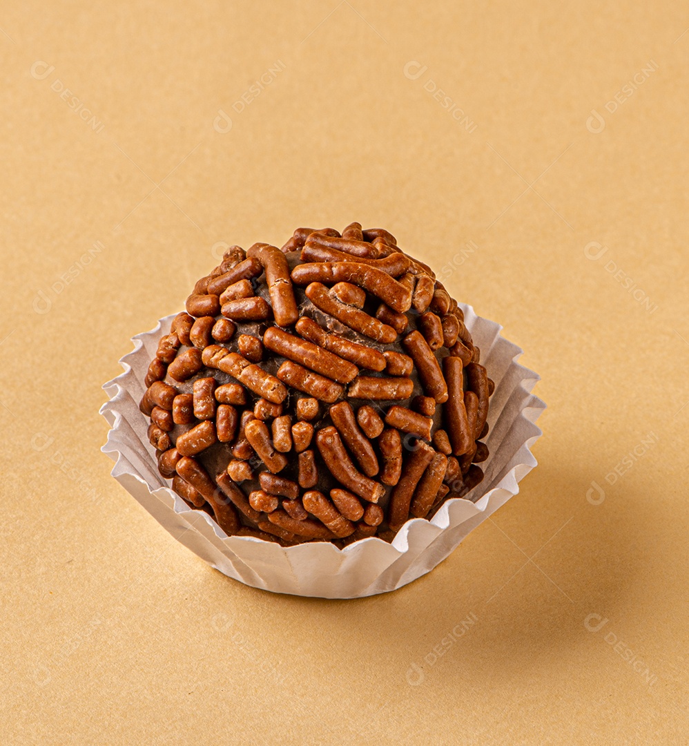 BRIGADEIRO: um dos doces mais típicos da culinária brasileira à base de chocolate e leite condensado.