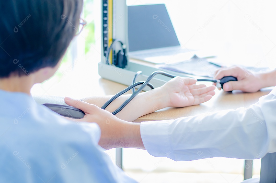 Médico está medindo a pressão do paciente