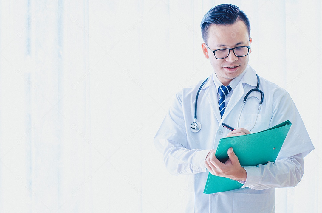 O médico está usando o estetoscópio com confiança e está gravando