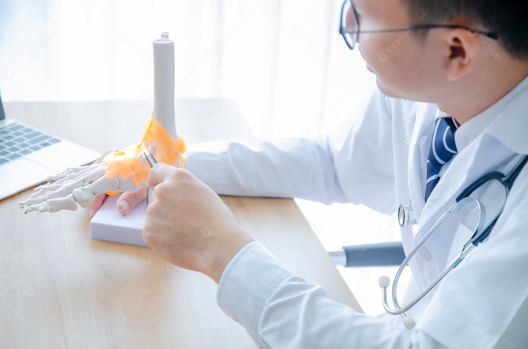 Médico apontou a estrutura do osso do pé e explicou