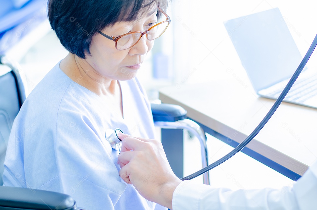 Os médicos usam estetoscópio para ouvir a frequência cardíaca