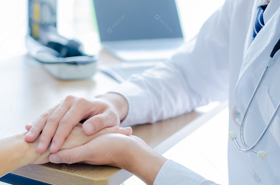 Os médicos usam estetoscópio, corpo a corpo, incentivando os pacientes