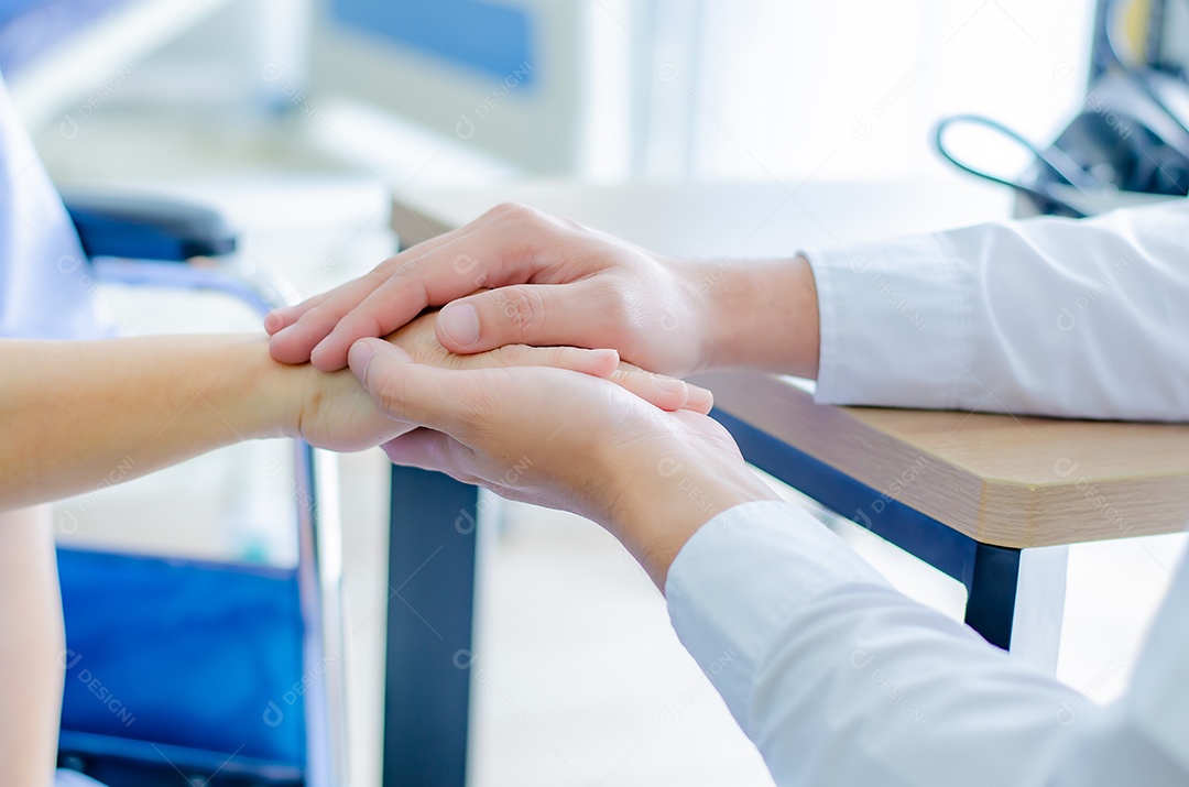 Os médicos usam estetoscópio, corpo a corpo, incentivando os pacientes