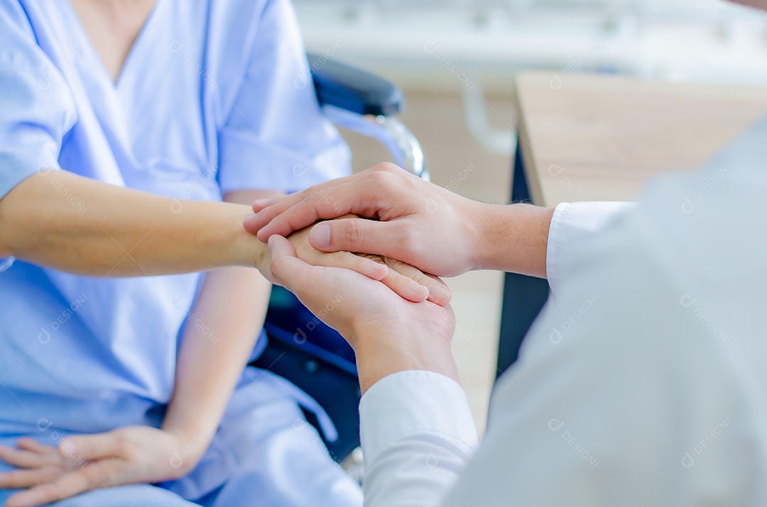 Os médicos usam estetoscópio, corpo a corpo, incentivando os pacientes