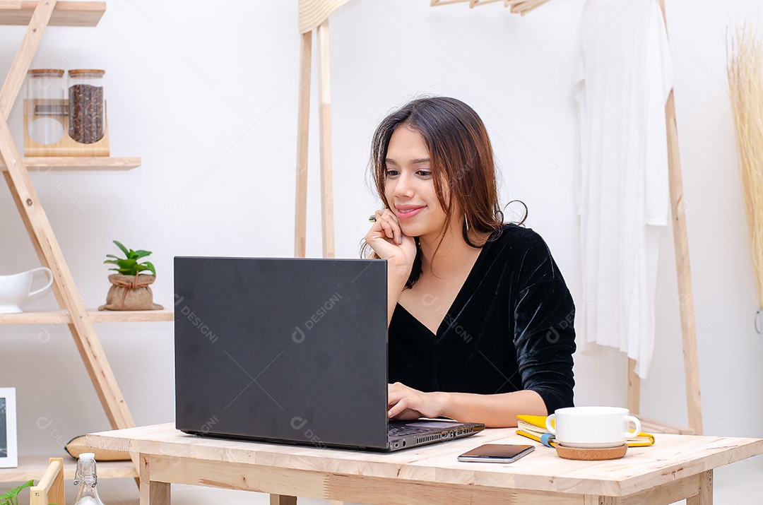 Mulheres trabalhadoras felizes trabalham em casa