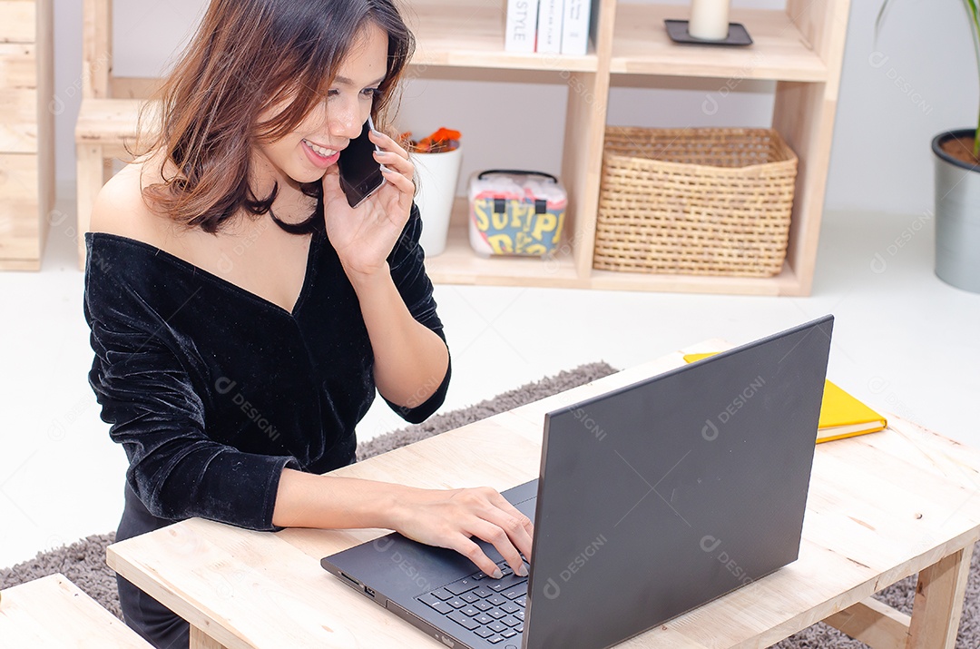 Mulheres trabalhadoras felizes trabalham em casa