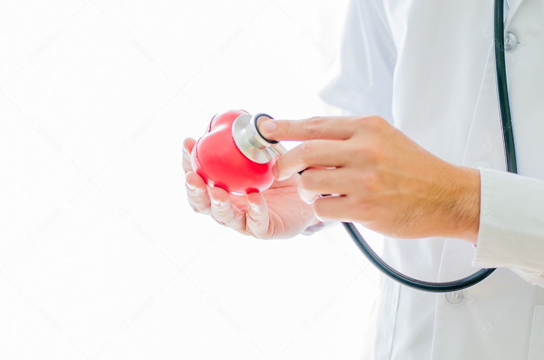 Modelo de coração está nas mãos de um médico masculino usando um estetoscópio