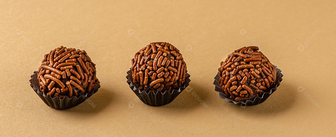 BRIGADEIRO: um dos doces mais típicos da culinária brasileira à base de chocolate e leite condensado.