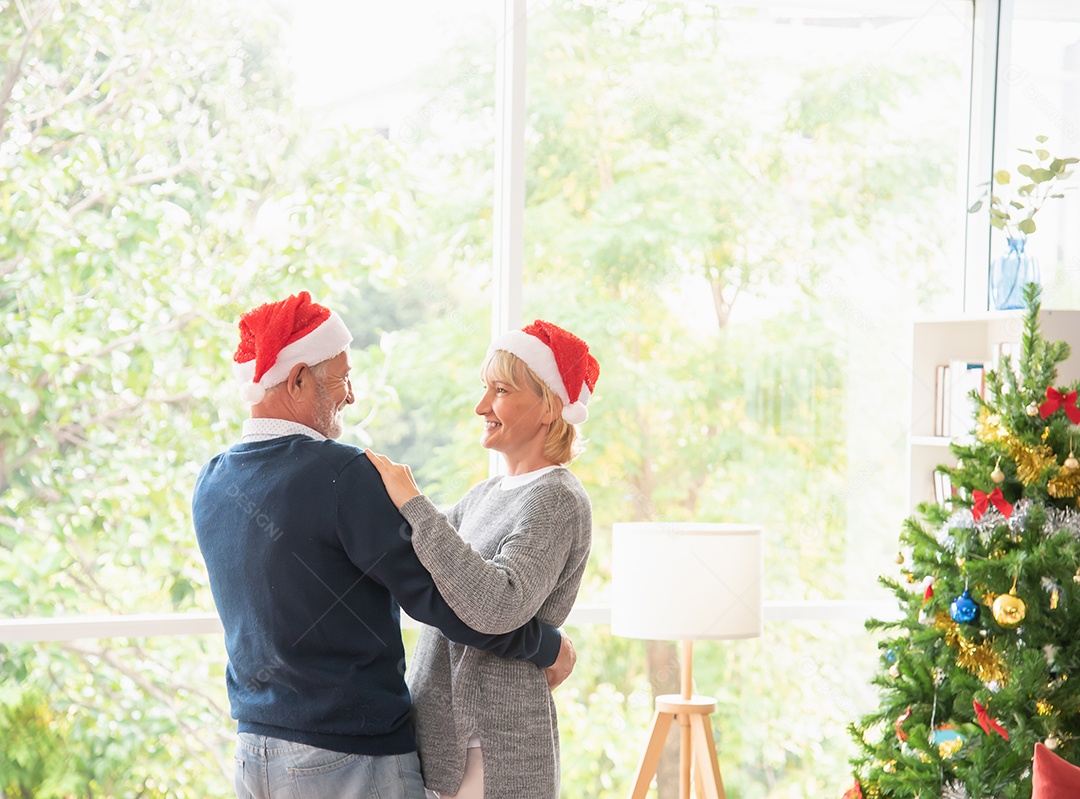 Casal idosos dançando no dia de Natal e feliz