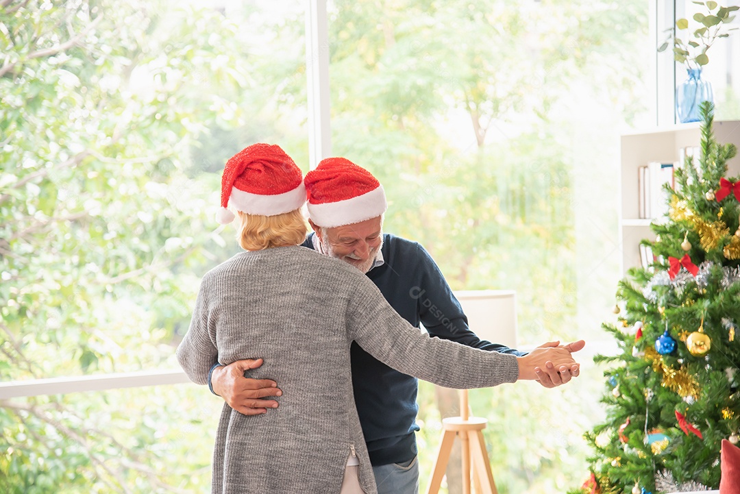 Casal idosos dançando no dia de Natal e feliz
