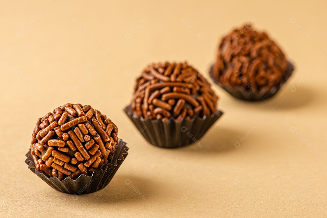 BRIGADEIRO: um dos doces mais típicos da culinária brasileira à base de chocolate e leite condensado.