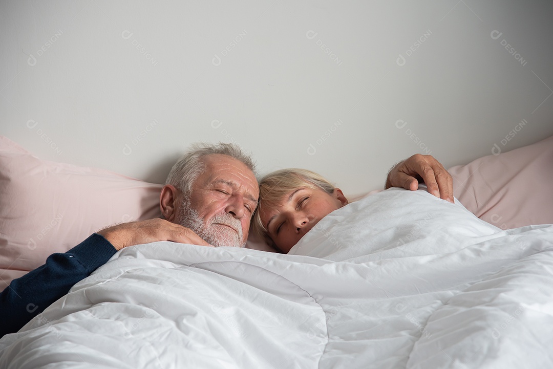 Marido sênior abraçou sua esposa na cama