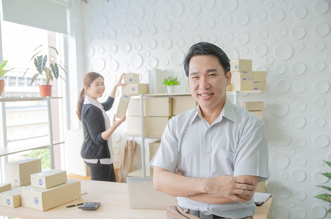 Proprietários de pequenas empresas sorriem alegremente para negócios bem-sucedidos