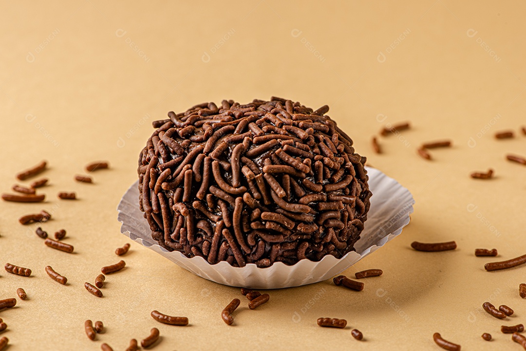 BRIGADEIRO: um dos doces mais típicos da culinária brasileira à base de chocolate e leite condensado.